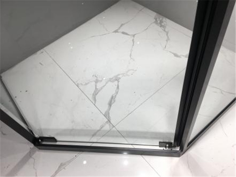 stiklinės durys slankiojančios detalės stiklinis dušo volelis vonios kambaryje (1)
